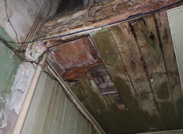 Sập trần nhà cổ Hàng Bạc: Nhà cổ 'bơ vơ' giữa phố