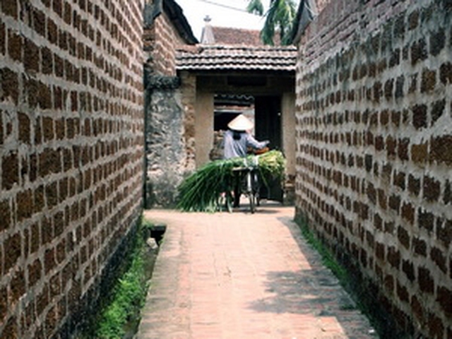 Du khách đến làng cổ Đường Lâm tăng mạnh 