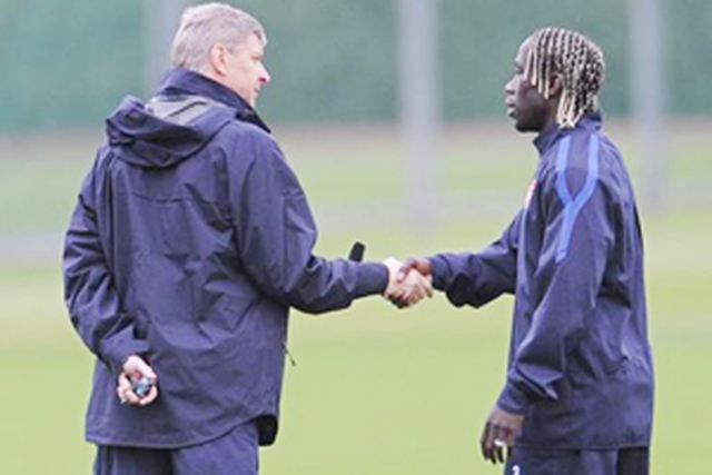 HLV Wenger (trái) sẽ dành cho Sagna bản hợp đồng đặc biệt?