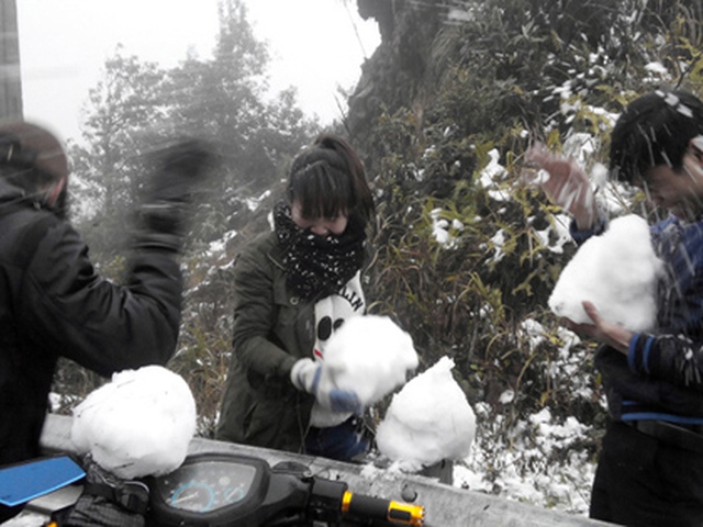 CHÙM ẢNH: Tuyết rơi phủ trắng Sa Pa
