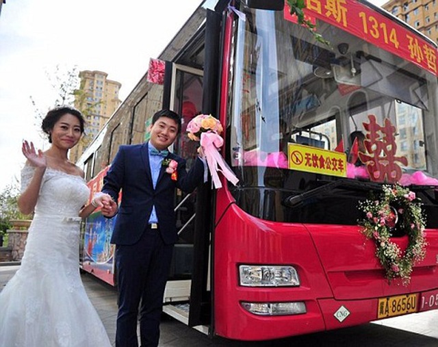 Trung Quốc: Chú rể 'chơi trội' đón dâu bằng xe buýt