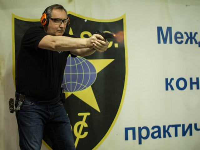 VIDEO: Phó Thủ tướng Nga Dmitry Rogozin, tay súng thiện xạ tự bắn vào chân mình