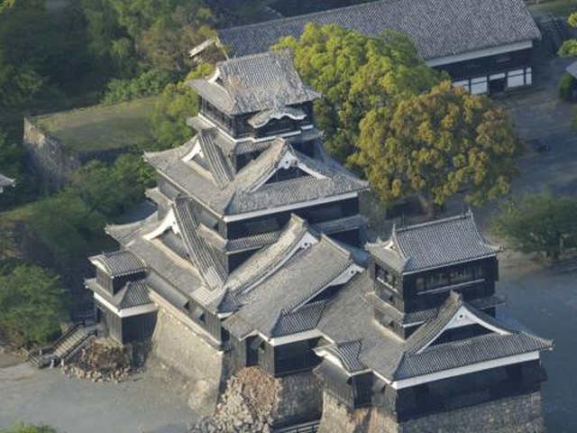 Chùm ảnh: Động đất ở Nhật Bản làm đổ sụp tường lâu đài 400 năm tuổi Kumamoto 