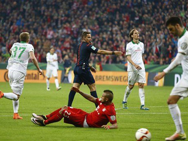 Trọng tài xin lỗi vì cho Bayern hưởng phạt đền sau pha 'diễn' THÔ của Vidal