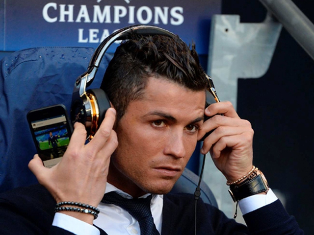Cristiano Ronaldo xem video của chính mình ở trận Man City - Real Madrid