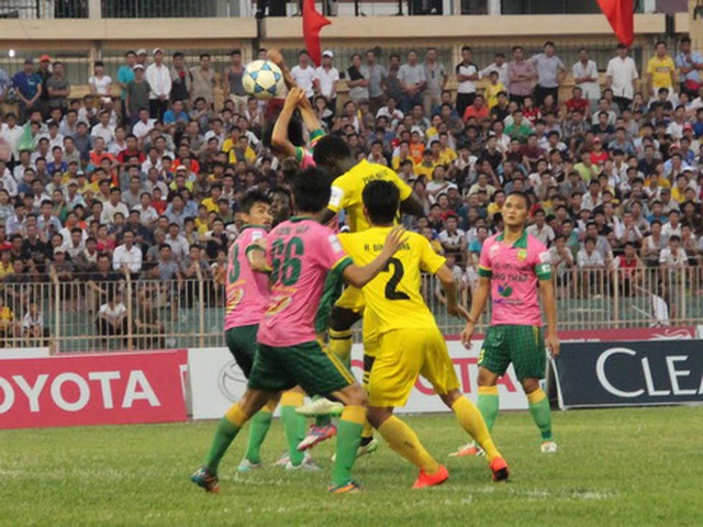 B.Bình Dương thua tại Quảng Nam, FLC Thanh Hóa thắng Đồng Tháp 4-0