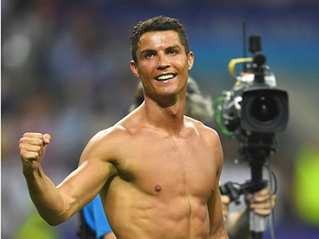 Ronaldo: Đá nhạt nhòa, 'diễn' rộn ràng
