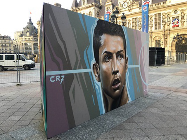 CHIÊM NGƯỠNG tranh chân dung Ronaldo, Maldini, Zidane trên đường phố Paris