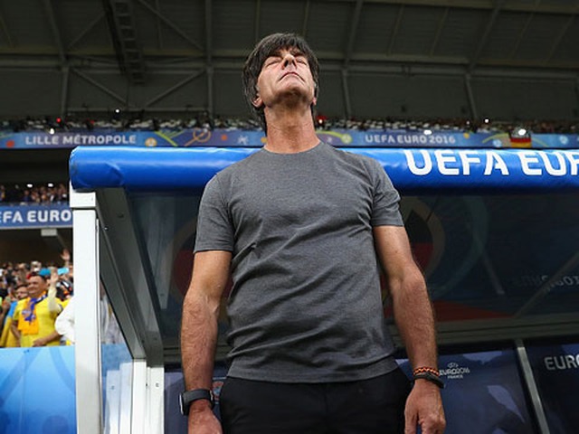 Thò tay vào quần đưa lên mũi ngửi & những hành động kỳ quặc của Joachim Loew