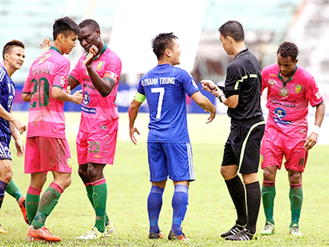 HLV Hoàng Văn Phúc : 'Công tác trọng tài tại V.League có vấn đề'