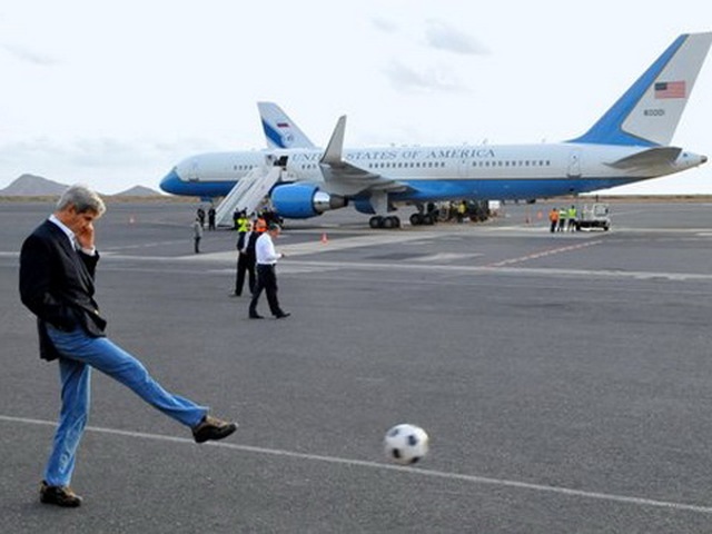 ẢNH ĐỘC: Ngoại trưởng Mỹ John Kerry... đá bóng trên đường băng