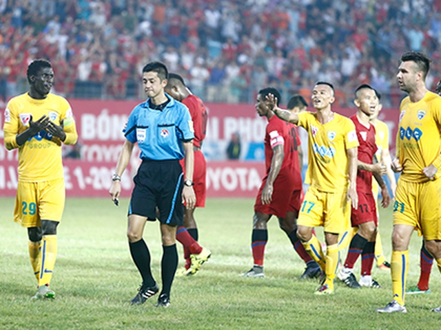 Tranh cãi vì trọng tài ngoại tại V.League