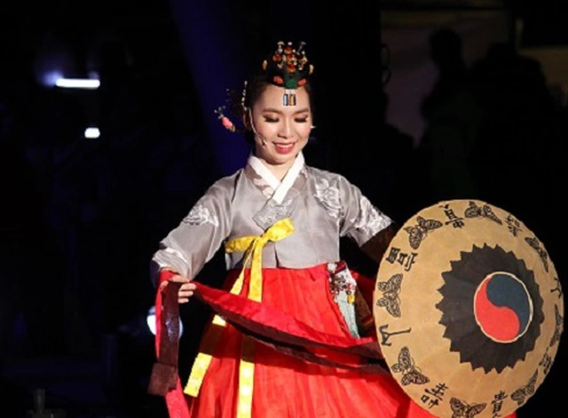 Các nghệ sĩ Hàn Quốc chào mừng Quốc khánh Việt Nam