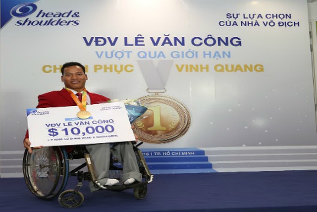 Lực sĩ Lê Văn Công được thêm 10.000 USD tiền thưởng