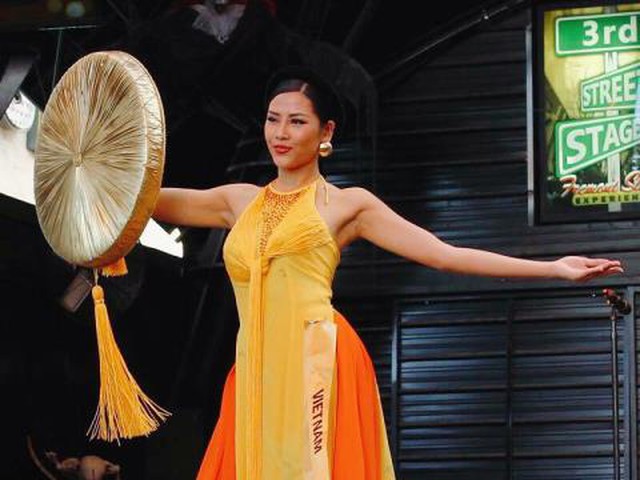 Á hậu Nguyễn Thị Loan điêu luyện trong phần thi trang phục dân tộc 