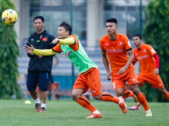 Tuyển Việt Nam cười thả ga, Hữu Thắng chơi bóng ném với Thành Lương