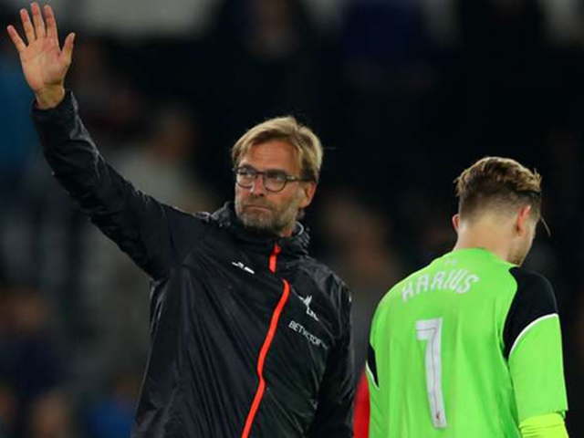 Juergen Klopp 'chửi khéo' anh em nhà Neville khi bảo vệ thủ môn của Liverpool