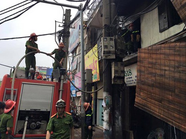 Dập tắt vụ cháy tại cửa hàng nội thất trên phố Đê La Thành, Hà Nội 