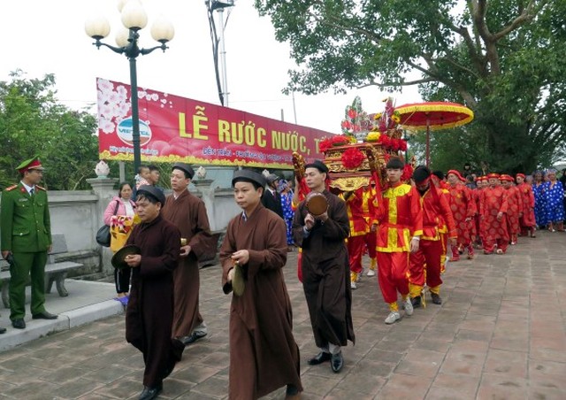 Thực hành nghi lễ rước nước, tế cá tại lễ hội đền Trần