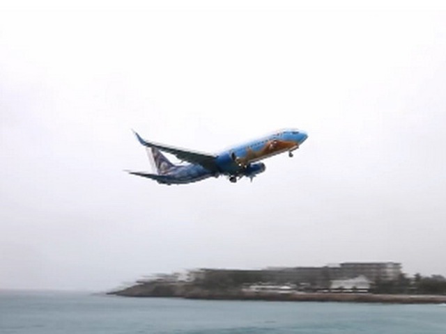 VIDEO: Thót tim Boeing 737 chở gần 200 người hạ cánh nhầm xuống biển