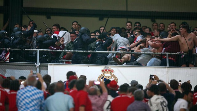 Fan Bayern Munich nổi giận, gây chiến với cảnh sát ngay trên khán đài sân của Real Madrid