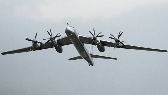 Bộ Quốc phòng Nga nói gì về việc Tu-95 bị F-22 Mỹ 'kèm chặt'?