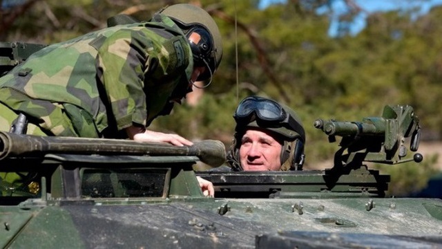 Thủ tướng Thụy Điển bất ngờ tới đảo Gotland lái xe tăng 