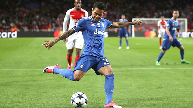 Đỉnh cao ở Barcelona nhưng ở Juventus, còn lâu Dani Alves mới hết thời