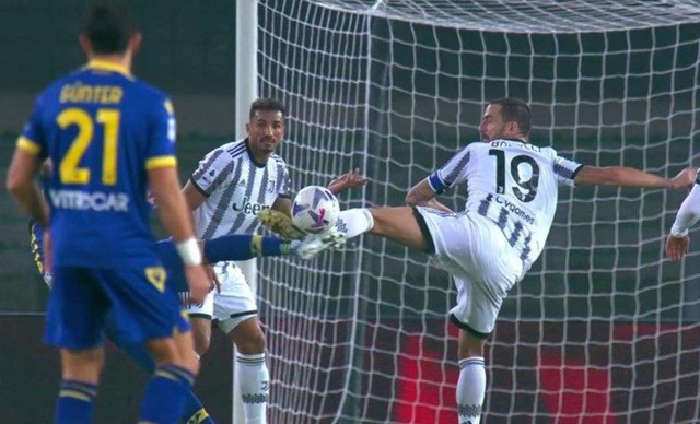 Verona 0-1 Juventus: VAR 2 lần từ chối 11m, 'Bà đầm già&quot; thắng tối thiểu - Ảnh 4.