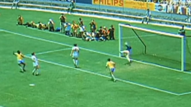 4. Pha cứu thua xuất thần của Gordon Banks trước cú đánh đầu hiểm hóc của huyền thoại Pele tại World Cup 1970