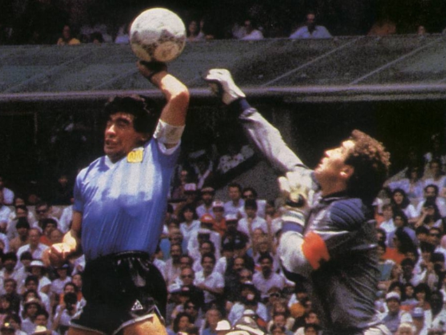 1. &quot;Bàn tay của Chúa&quot; được Maradona thực hiện vào lưới ĐT Anh ở World Cup 1986
