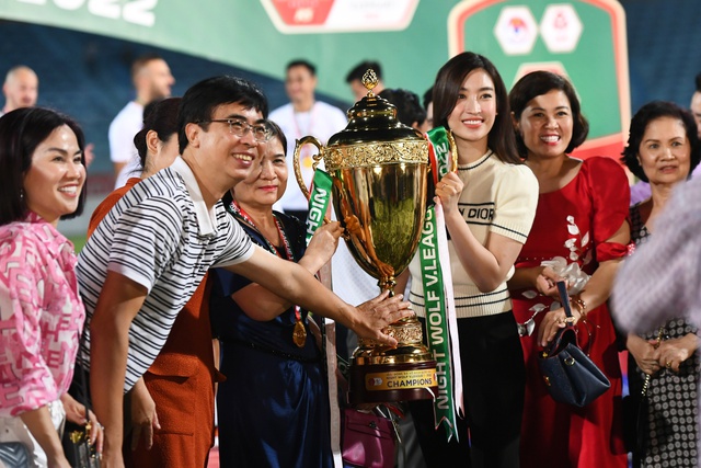Hoa hậu Đỗ Mỹ Linh tươi như hoa bên chủ tịch Đỗ Vinh Quang trong ngày Hà Nội FC vô địch - Ảnh 5.