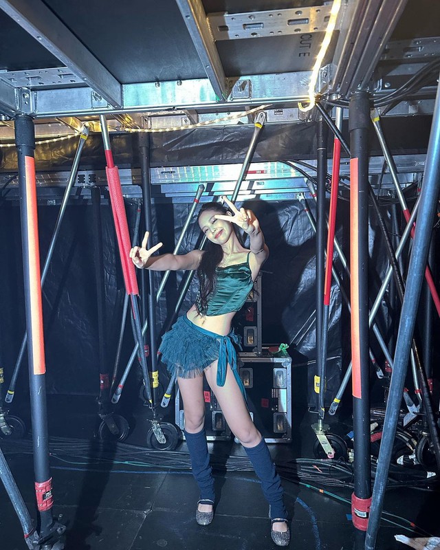 Jennie Blackpink bốc lửa trong trang phục thiếu vải tại concert ở Canada - Ảnh 2.
