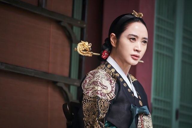 Sức hút khó cưỡng của 'chị đại' Kim Hye Soo trong 'The Queen's Umbrella' - Ảnh 10.