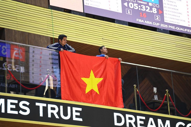 HLV đội tuyển bóng rổ Việt Nam rung động vì cổ động viên xa xứ tại vòng sơ loại FIBA Asia Cup 2025 - Ảnh 1.