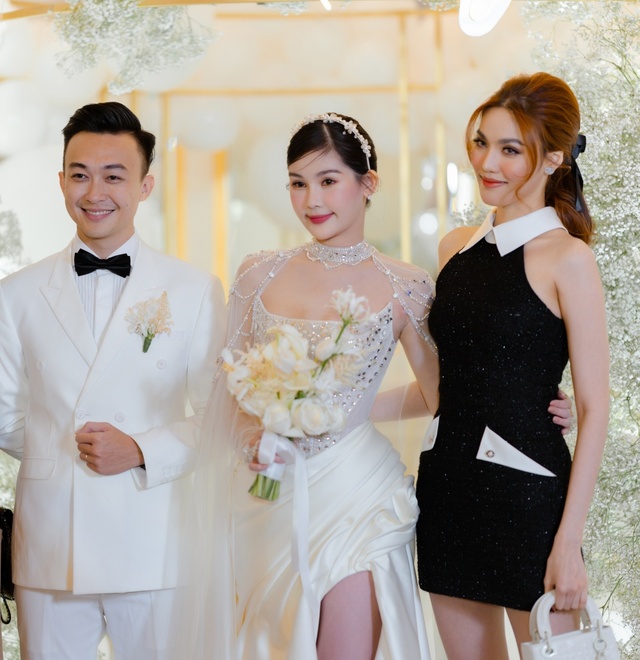 Lan Khuê và sao Việt đổ bộ tiệc cưới của Hoa hậu Ngân Anh, 1 nhân vật trong dàn phụ dâu gây bất ngờ  - Ảnh 1.