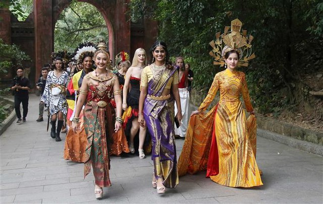 Thí sinh Hoa hậu Du lịch thế giới 2022 trải nghiệm văn hóa, di sản tại Phú Thọ - Ảnh 1.