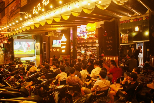 World Cup 2022: Người dân Đà Nẵng ấn tượng đêm khai mạc - Ảnh 2.