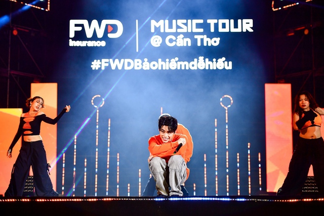 Mono bùng nổ, Anh Tú tỏ tình Lyly ngay tại FWD Music Tour Cần Thơ - Ảnh 3.