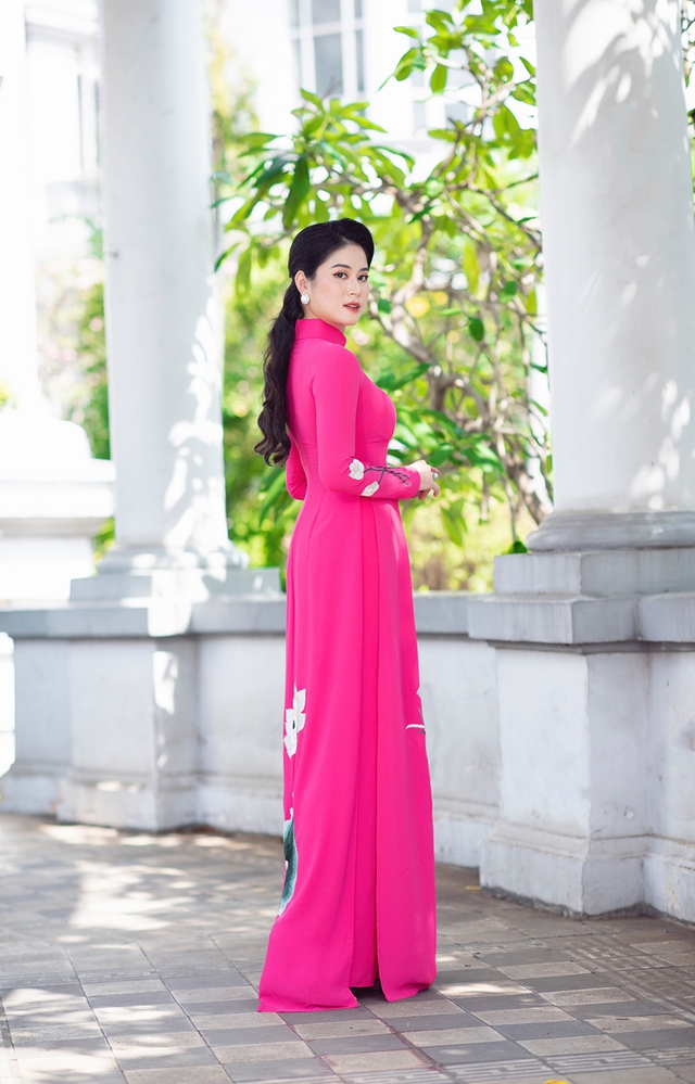 NTK Linh Bùi ra mắt BST áo dài 'Nắng thủy tinh' - Ảnh 6.