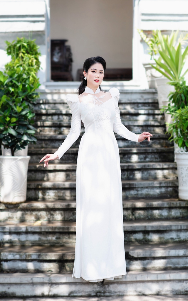 NTK Linh Bùi ra mắt BST áo dài 'Nắng thủy tinh' - Ảnh 12.
