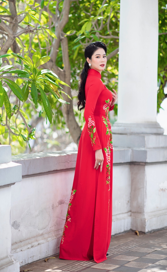 NTK Linh Bùi ra mắt BST áo dài 'Nắng thủy tinh' - Ảnh 3.