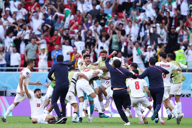 Tuyển Iran &quot;nổ tung&quot; cảm xúc sau chiến thắng nghẹt thở ở World Cup 2022 - Ảnh 3.