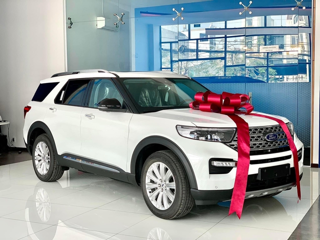 Ford Explorer bị cắt trang bị dù giữ nguyên giá bán tại Việt Nam - Ảnh 1.