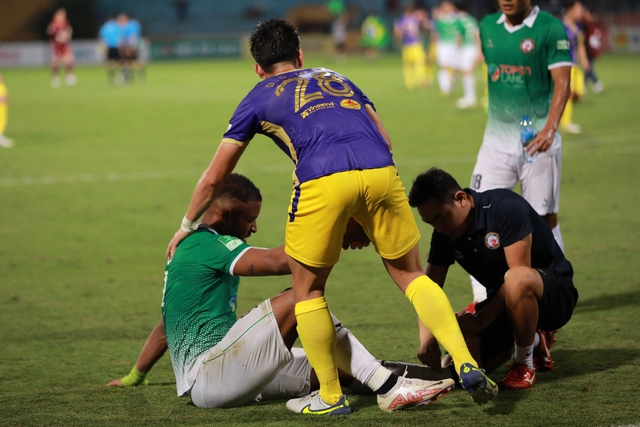Cầu thủ Bình Định ‘rã rời’ sau thất bại tại chung kết Cup QG - Ảnh 13.