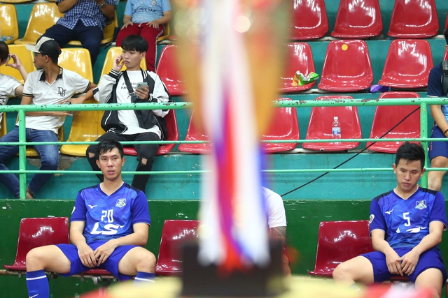 Hồ Văn Ý và các cầu thủ Thái Sơn Nam thất thần, buồn bã khi mất trắng danh hiệu quốc nội 2022 - Ảnh 4.