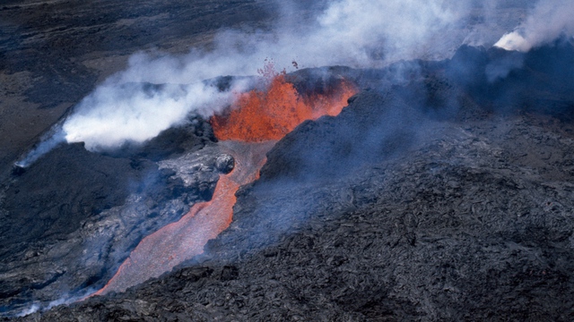 Núi lửa lớn nhất thế giới phun trào - Ảnh 1.