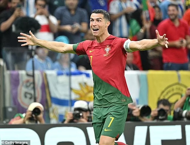 Ronaldo đồng ý gia nhập Al Nassr, nhận 172,9 triệu bảng/năm - Ảnh 2.