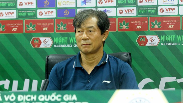 HLV Bae Ji Won đòi 2 quả phạt đền cho Viettel