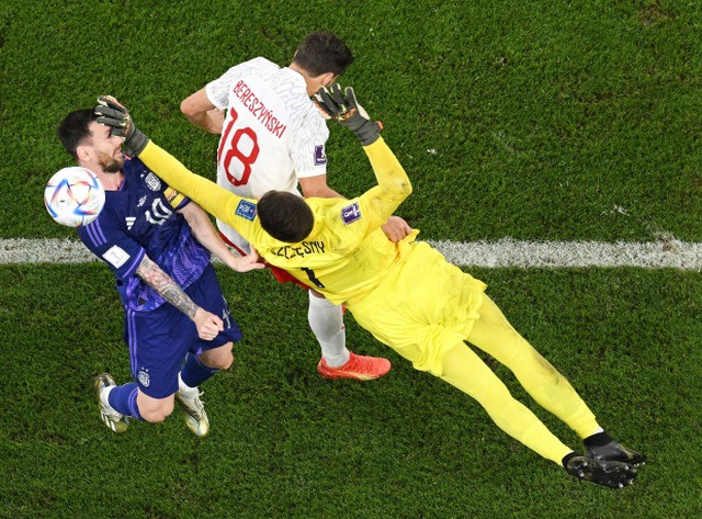 Messi hỏng phạt đền, 'công lý' cho Szczesny - Ảnh 2.